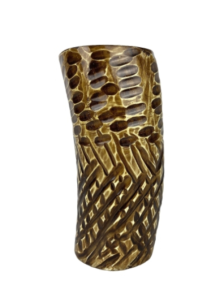 Vase aus Horn mit eingeschnitztem Muster